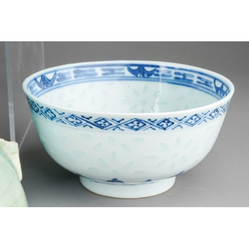 542 - A collection of 19th-20th century Chinese porcelain, to include very large Chinese blue and white 19... 