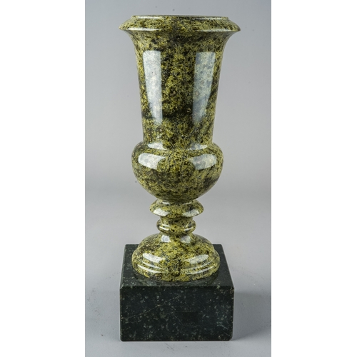 609 - A 19th Century Grand Tour urn vase, serpentine marble (or Russian porphyry), approx 26cm high