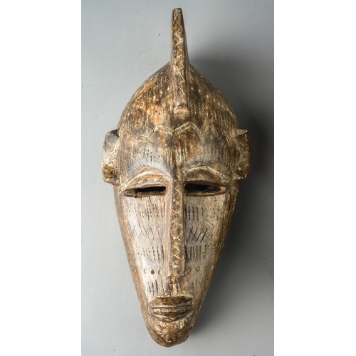 616 - Two antique African tribal masks, the first approx 28cm tall x 14cm wide, the second approx 30cm tal... 