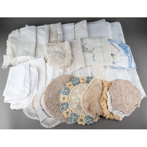 663 - A collection of vintage linen to include damask table clothes, napkins, runners, handkerchiefs etc -... 