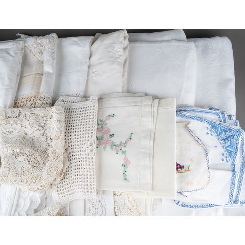 663 - A collection of vintage linen to include damask table clothes, napkins, runners, handkerchiefs etc -... 