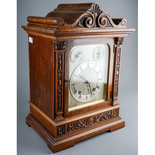 686 - An early 20th Century mahogany cased mantle 8 day clock, the silvered dial with Roman numerals, two ... 