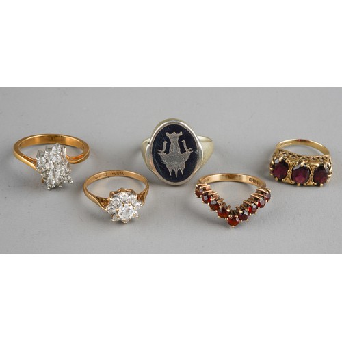 95 - A 9ct yellow gold and garnet three stone ring, size I, approx 3.1g; a 9ct gold and garnet wishbone r... 