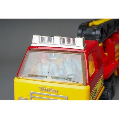 51 - Tonka Toys.  A red/yellow plastic bodied articulated fire truck together with a medium size 6 wheel ... 