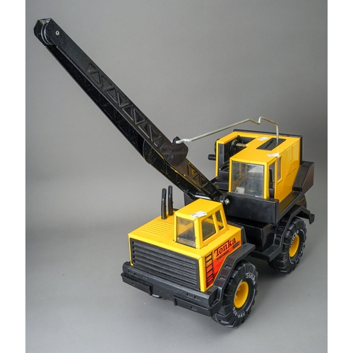 63 - Tonka Toys.  A large scale 4 wheel crane truck in good condition (1)