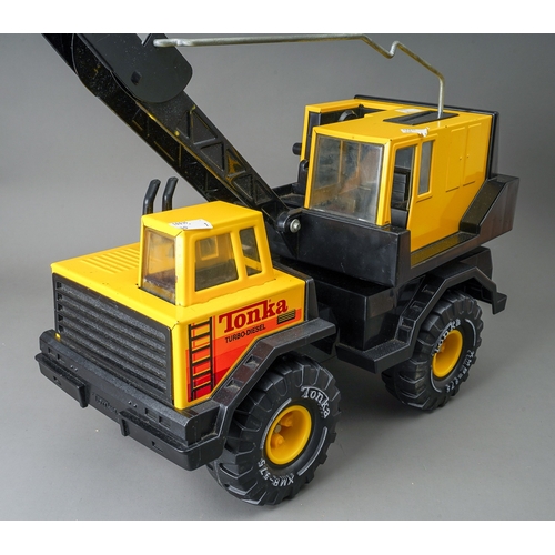 63 - Tonka Toys.  A large scale 4 wheel crane truck in good condition (1)