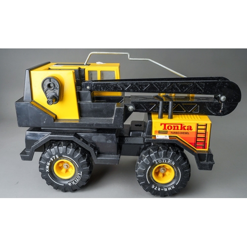 63 - Tonka Toys.  A large scale 4 wheel crane truck in good condition (1)