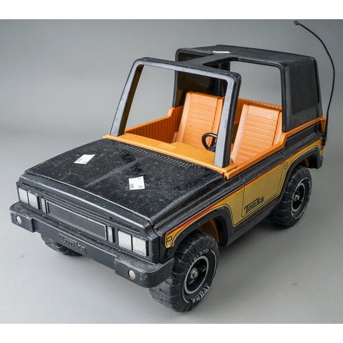 64 - Tonka Toys.  A large scale 4wd Jeep in black with tan interior (1)