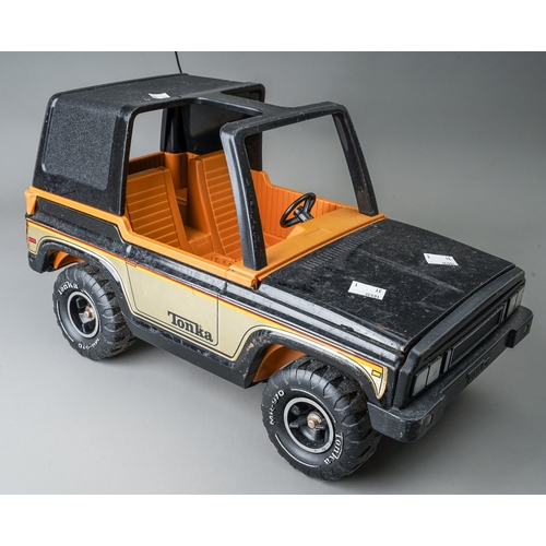 64 - Tonka Toys.  A large scale 4wd Jeep in black with tan interior (1)