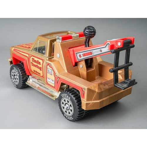 66 - Tonka Toys.  A large scale 4wd tow truck in gold with red lettering (1)