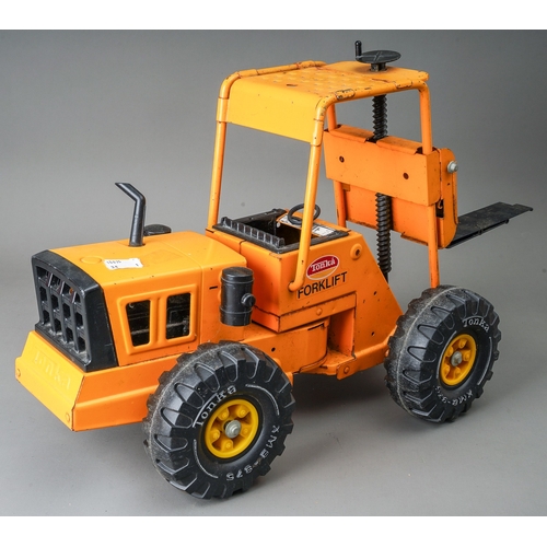 67 - Tonka Toys.  A large scale articulated fork lift truck, mechanism in working order (1)