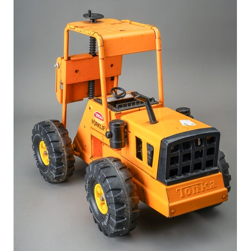 67 - Tonka Toys.  A large scale articulated fork lift truck, mechanism in working order (1)