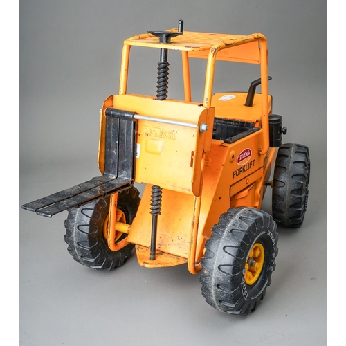 67 - Tonka Toys.  A large scale articulated fork lift truck, mechanism in working order (1)