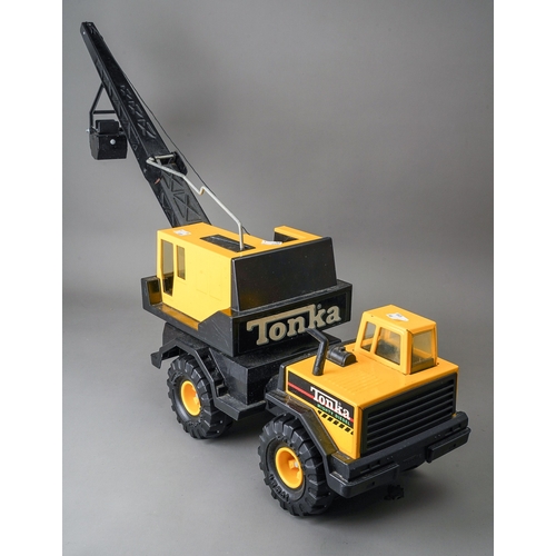 80 - Tonka Toys.  A large scale 4 wheel crane truck with bucket grab.  Good condition (1)