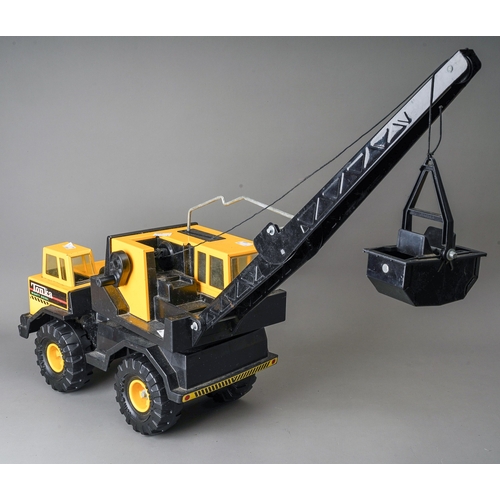 80 - Tonka Toys.  A large scale 4 wheel crane truck with bucket grab.  Good condition (1)