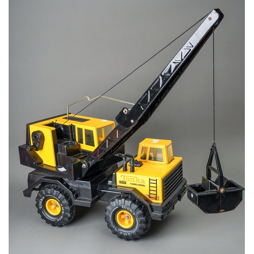 83 - Tonka Toys.  A large scale 4 wheel crane truck with grab.  Paint flaking on grab, otherwise good (1)