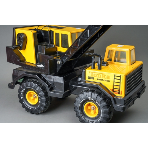 83 - Tonka Toys.  A large scale 4 wheel crane truck with grab.  Paint flaking on grab, otherwise good (1)