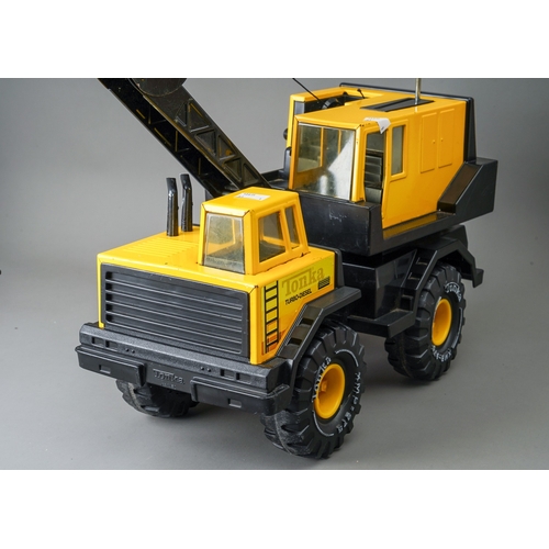 83 - Tonka Toys.  A large scale 4 wheel crane truck with grab.  Paint flaking on grab, otherwise good (1)