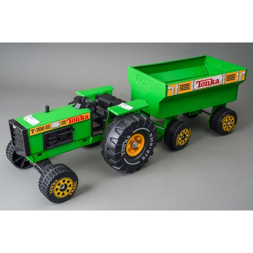 86 - Tonka Toys.  A large scale green tractor and trailer in good condition (2)