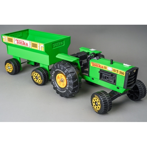 86 - Tonka Toys.  A large scale green tractor and trailer in good condition (2)