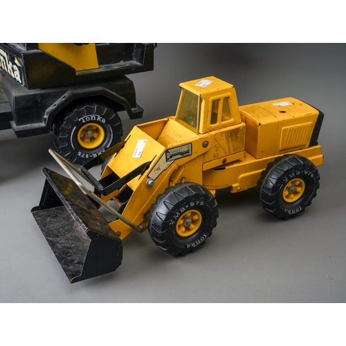 91 - Tonka Toys.  Large scale 4 wheel crane truck and an articulated loader (2)