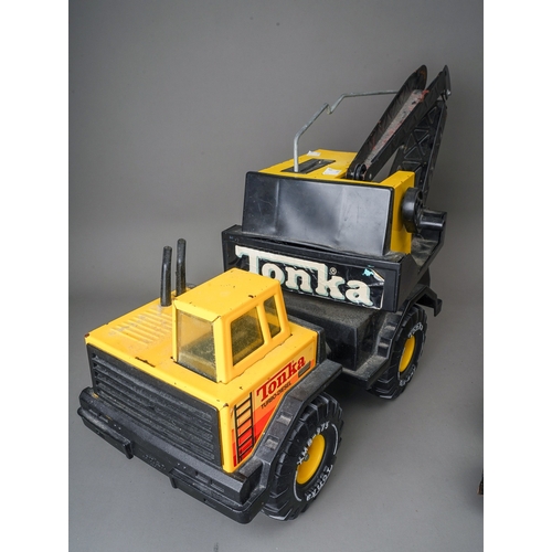 91 - Tonka Toys.  Large scale 4 wheel crane truck and an articulated loader (2)