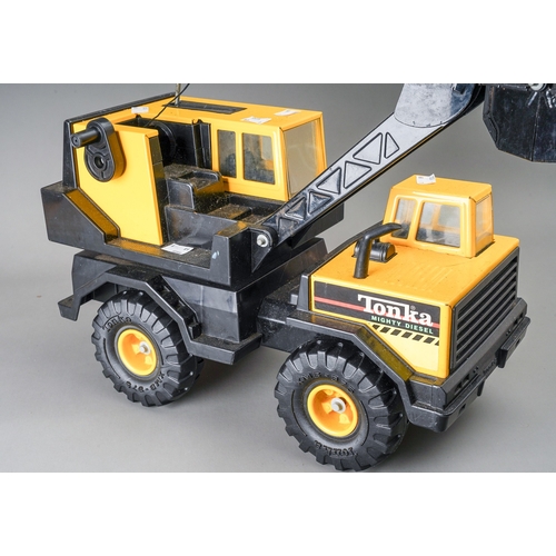 100 - Tonka Toys.  A large scale 4 wheel crane with grab bucket in good condition (1)