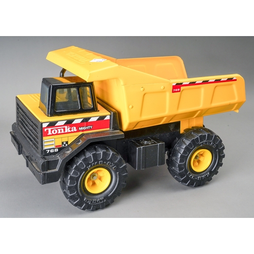 101 - Tonka Toys.  A large scale dumper truck in good condition (1)