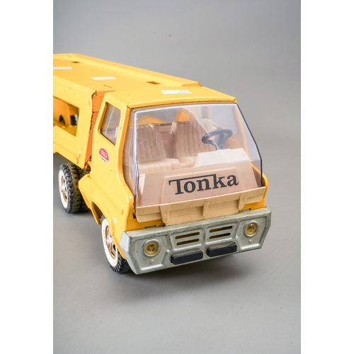 102 - Tonka Toys.  A large scale articulated car transporter trailer and tractor unit in yellow (1)