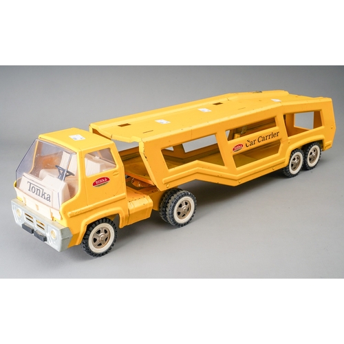 102 - Tonka Toys.  A large scale articulated car transporter trailer and tractor unit in yellow (1)