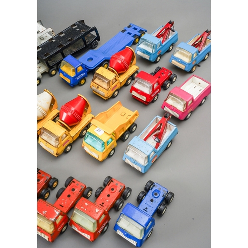 104 - Tonka Toys.  A tray containing a large number of small scale 4 wheel trucks with various bodies appr... 