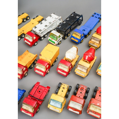 104 - Tonka Toys.  A tray containing a large number of small scale 4 wheel trucks with various bodies appr... 