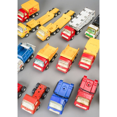 104 - Tonka Toys.  A tray containing a large number of small scale 4 wheel trucks with various bodies appr... 