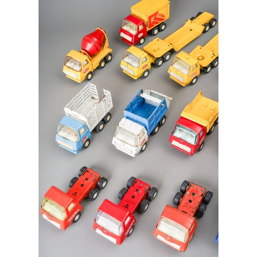 104 - Tonka Toys.  A tray containing a large number of small scale 4 wheel trucks with various bodies appr... 