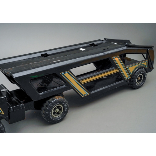 112 - Tonka Toys.  A large scale articulated car transporter trailer and tractor unit in black (1)