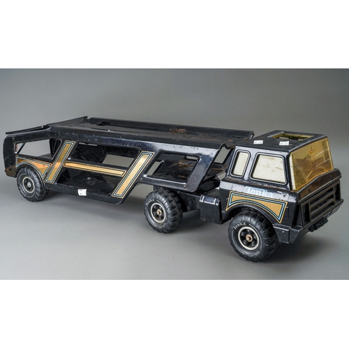 112 - Tonka Toys.  A large scale articulated car transporter trailer and tractor unit in black (1)