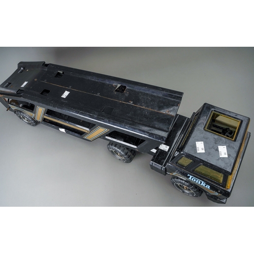 112 - Tonka Toys.  A large scale articulated car transporter trailer and tractor unit in black (1)