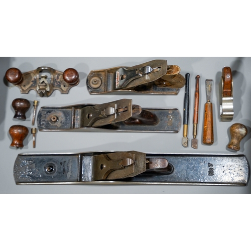 136 - A collection of vintage tools with wooden handles, chisels etc, boxed Stanley collection (1 box + l)