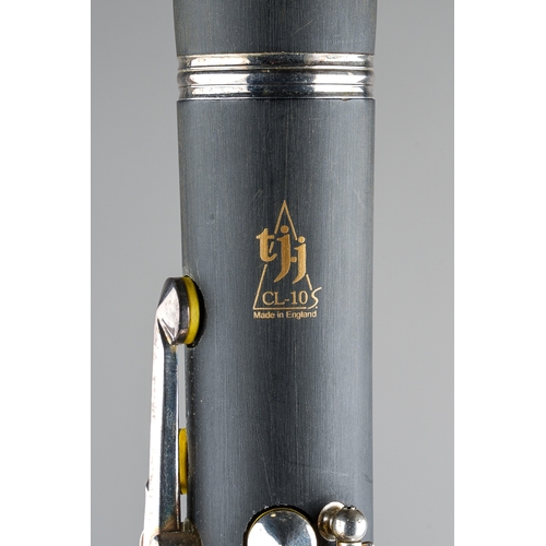 141 - An English (Trevor James) TJJ CL-10S ebonit clarinet, in fitted original case (1)