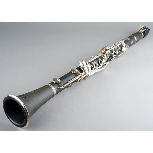 141 - An English (Trevor James) TJJ CL-10S ebonit clarinet, in fitted original case (1)