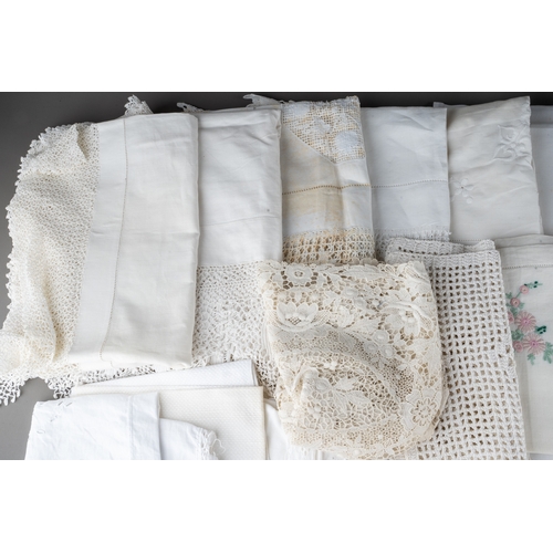 219 - A collection of vintage linen to include damask table clothes, napkins, runners, handkerchiefs etc -... 