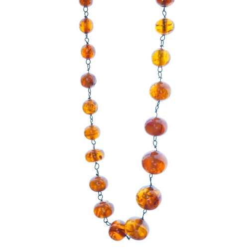 7 - A graduated amber bead necklace, 46cm long, total gross weight approx 22g