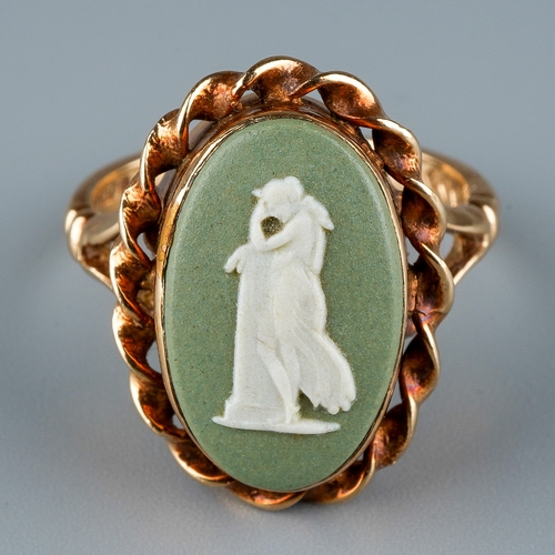 13 - A 9ct yellow gold and Wedgwood jasperware cameo ring, set with an oval green and white jasperware pl... 