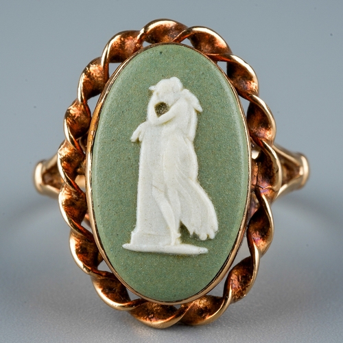 13 - A 9ct yellow gold and Wedgwood jasperware cameo ring, set with an oval green and white jasperware pl... 