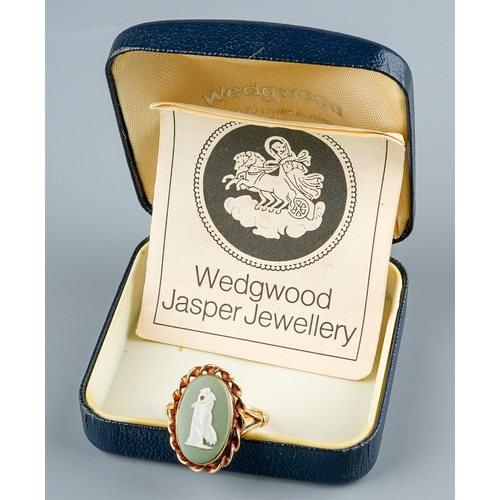 13 - A 9ct yellow gold and Wedgwood jasperware cameo ring, set with an oval green and white jasperware pl... 