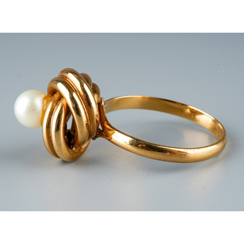 14 - A yellow gold and cultured pearl ring, set with a 5mm pearl in a knot mount, size L1/2, continental ... 