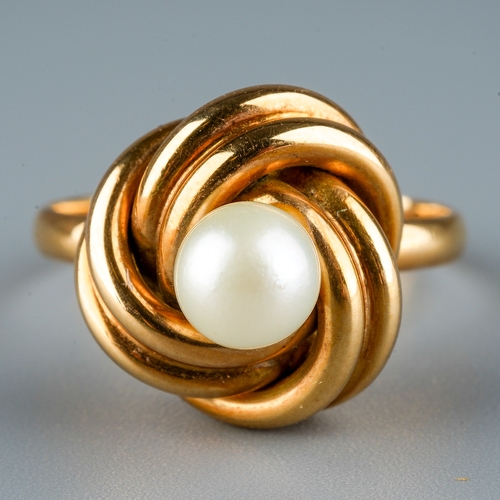 14 - A yellow gold and cultured pearl ring, set with a 5mm pearl in a knot mount, size L1/2, continental ... 