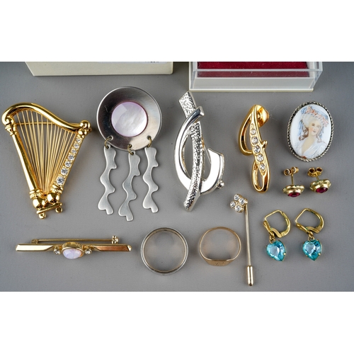 16 - A collection of jewellery, including a 9ct gold signet ring, approx 1g; a pair of 14k rolled gold an... 