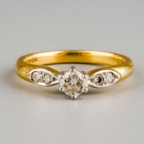 44 - An 18ct yellow gold and diamond solitaire ring, the central round brilliant cut diamond approx 0.2ct... 