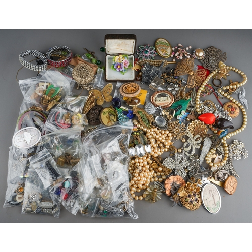 109 - A quantity of costume jewellery, including Victorian, Edwardian, Art Deco, mid-century, vintage etc,... 